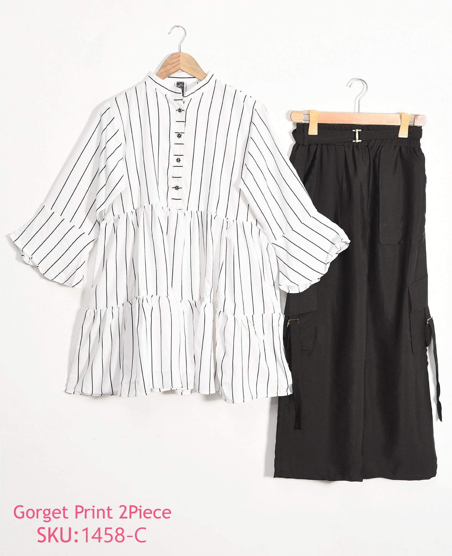 Printed shirt with cargo pants