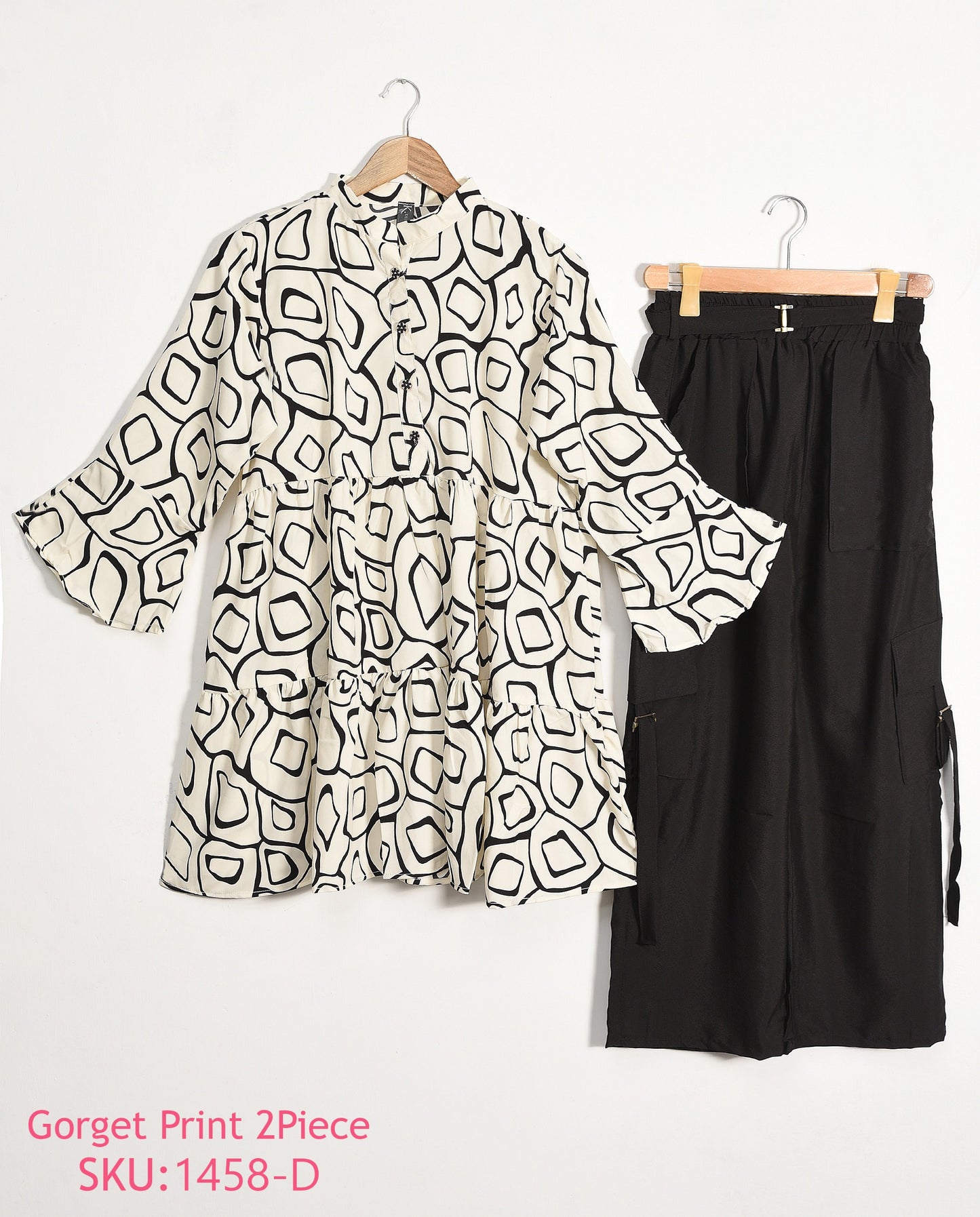 Printed shirt with cargo pants