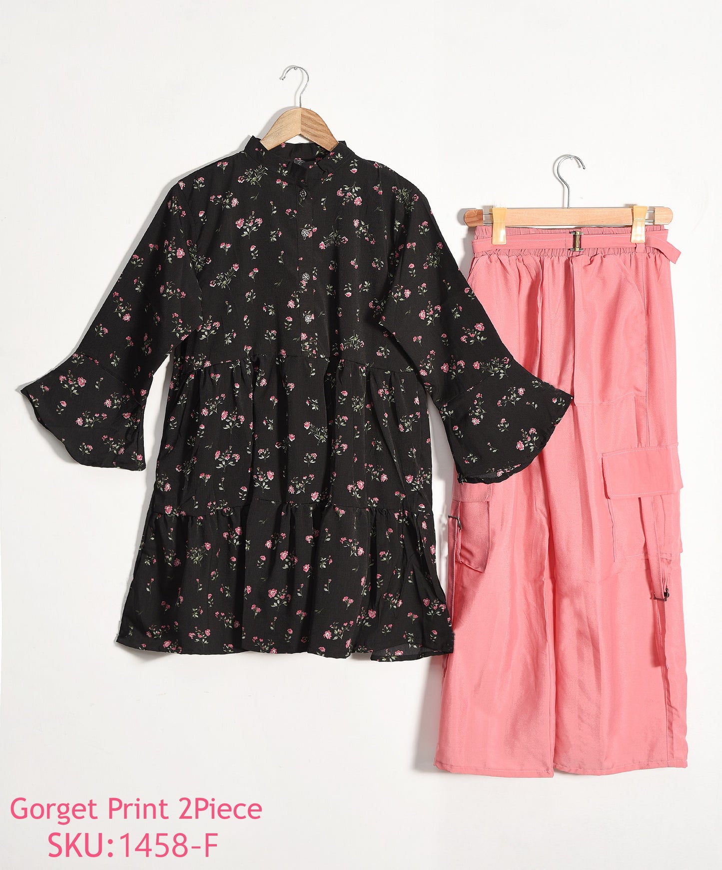Printed shirt with cargo pants